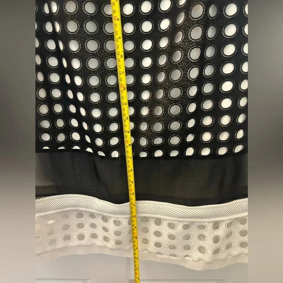 Alexis
Lasercut Accents Knee-Length xs - Picture 4 of 5